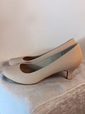 Dream Pairs Cream Low Kitten Heel Pumps